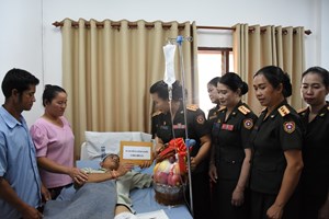 ຄະນະນໍາສະຫະພັນແມ່ຍິງກອງທັບຢ້ຽມຢາມ ແລະ ໃຫ້ກໍາລັງໃຈຜູ້ໄດ້ຮັບບາດເຈັບຢູ່ໂຮງໝໍສູນກາງ 103 ກອງທັບ