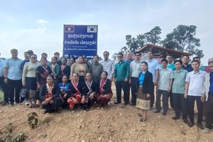 ການນໍາແຂວງຫຼວງພະບາງ ຊຸກຍູ້ການປູກກາເຟໃຕ້ຮົ່ມໄມ້ ຢູ່ບ້ານມົກວັດ