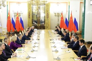 ທ່ານ​ ສີ​ຈິ້ນ​ຜິງ​ ພົບ​ປະກັບ​ ​ທ່ານ​ ວະ​ລາ​ດີ​ເມຍ ປູ​ຕິນ