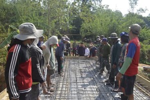 ເຈົ້າເມືອງຊຽງຮ່ອນ ຕິດຕາມໂຄງການກໍ່ສ້າງຂົວຂ້າມນໍ້າເປິ່່ງບ້ານນໍ້າຄ່ອມ