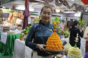 ດອກໄມ້ປະດິດ ເປັນທີ່ສົນໃຈຈາກລູກຄ້າພາຍໃນ ແລະ ຕ່າງປະເທດ