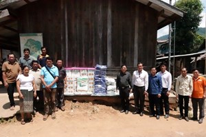 ຮອງເຈົ້າແຂວງຊຽງຂວາງມອບເຄື່ອງໃຫ້ບ້ານລ້ອງຄາວ