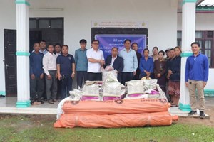 ມອບອຸປະກອນປູກຜັກເຮືອນຮົ່ມ ໃຫ້ແກ່ກຸ່ມປູກພືດຜັກ 3 ເມືອງຂອງແຂວງຄໍາມ່ວນ