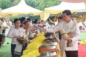 ປະທານ ສນຊ ເຂົ້າຮ່ວມພິທີຕັກບາດຖວາຍສັງຄະທານພະອາຈານໃຫຍ່ ມະຫາບຸນມາ ສີມາພົມ