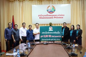 ກຸ່ມບໍລິສັດພົງຊັບທະວີ ຈໍາກັດຜູ້ດຽວມອບເງິນ 10,000 ໂດລາສະຫະລັດ ໃຫ້ແຂວງຄໍາມ່ວນ