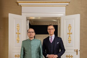 ເອກອັກຄະລັດຖະທູດ ແຫ່ງ ສປປ ລາວ ຍື່ນສານຕາຕັ້ງຕໍ່ ປະທານາທິບໍດີ ແຫ່ງ ສ ແຟງລັງ