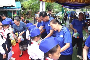 ຮອງປະທານປະເທດ​ ຮ່ວມພິທີປູກຕົ້ນໄມ້​ ແລະ​ ສະຫຼອງວັນ​ເດັກນ້ອຍ​ສາກົນ​ ຢູ່ແຂວງ​ຈໍາປາສັກ