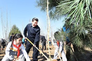 ທ່ານປະ​ທານ ​ສີ​ຈິ້ນ​ຜິງໃສ່​ໃຈປູກ​ຈິດ​ສຳ​ນຶກ​​ໃຫ້​ລູ​ກ​ຫຼານ