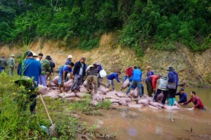 ຫຼວງນໍ້າທາ ສ້ອມແປງຄອງເໝືອງທີ່ຖືກຜົນກະທົບຈາກໄພນໍ້າຖ້ວມໃນໄລຍະຜ່ານມາ.