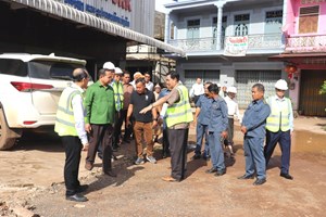 ເຈົ້າແຂວງຈໍາປາສັກ​ ເຄື່ອນໄຫວຊຸກຍູ້ການກໍ່ສ້າງທາງເບຕົງ​ ຢູ່ບ້ານໂພນໄຊ