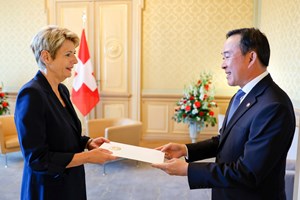 ທ່ານທູດ ແຫ່ງ ສປປ ລາວ ຍື່ນສານຕາຕັ້ງຕໍ່ທ່ານປະທານາທິບໍດີແຫ່ງສະມາພັນທະລັດສະວິດ