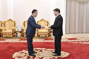 ມອບສານຕາຕັ້ງ ໃຫ້ເອກອັກຄະລັດຖະທູດ ຜູ້ຕາງໜ້າຖາວອນ ໄປປະຈຳ ອົງການ ສປຊ