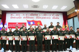 ມອບຫຼຽນກາລະນຶກ 70 ປີ ວັນສ້າງຕັ້ງພັກປະຊາຊົນ ປະຕິວັດລາວ