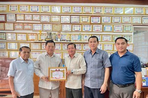 ມອບເງິນຊຸກຍູ້ກອງປະຊຸມໃຫຍ່ອົງຄະນະພັກນະຄອນໄກສອນ 55 ລ້ານກີບ