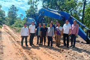 ການນໍາເມືອງສຸຂຸມາ ລົງຕິດຕາມໂຄງການກໍ່ສ້າງເສັ້ນທາງເຂົ້າບ້ານແຊ