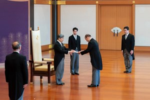 ທູດລາວຍື່ນສານຕາຕັ້ງຕໍ່ເຈົ້າຈັກກະພັດ ແຫ່ງ ຍີ່ປຸ່ນ