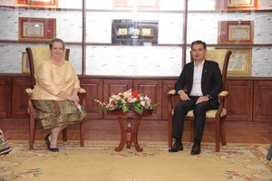 ທູດອາເມຣິກາ ມອບລົດຕູ້ໃຫ້ອົງການໄອຍະການປະຊາຊົນສູງສຸດ