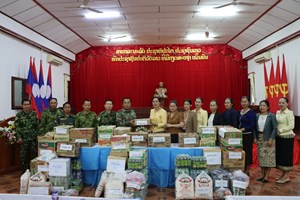 ສະມາຄົມເມຍການນຳມອບເຄື່ອງໃຫ້ທະຫານ ທີ່ປະຈໍາປ່ອມແນວໜ້າ