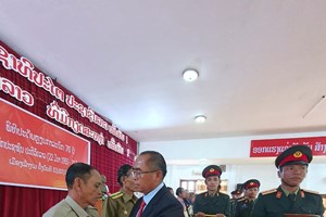 ເລົ່າງາມ ປະດັບຫຼຽນກາລະນຶກວັນສ້າງຕັ້ງພັກຄົບຮອບ 70 ປີ.