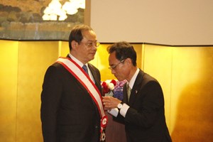 ປະດັບຫຼຽນກຽດຕິຄຸນ ອາທິດອຸໄທ (ຊັ້ນ 1) ໃຫ້ນາຍົກລັດຖະມົນຕີແຫ່ງ ສປປ ລາວ