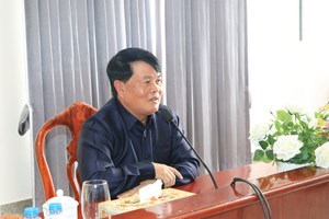 ທ່ານ ບົວຄົງ ນາມມະວົງ ໂອ້ລົມພະນັກງານການນຳ ແຂວງວຽງຈັນ.