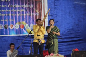 ເມືອແກ່ນທ້າວ ເປັນເຈົ້າພາບຈັດງານປະ​ກວດ​ດົນ​ຕີ ແລະ ຂັບ​ລຳ​ທ້ອງ​ຖິ່ນ