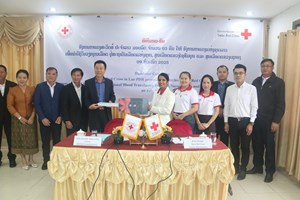 ອົງການກາແດງສະວິດສ ມອບລົດໃຫ້ອົງການກາແດງແຫ່ງຊາດລາວ