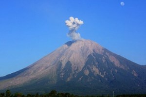 ອຸທິຍານແຫ່ງຊາດ ອິນໂດເນເຊຍ ໃຊ້ສາຍແຂນຕິດຕາມ ເພື່ອຄວາມປອດໄພຂອງນັກປີນພູ