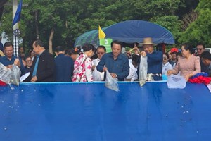 ສະຫວັນນະເຂດ ປ່ອຍປາລົງອ່າງເກັບນໍ້າບຶງວະ 150,000 ໂຕ ແລະ ຈະປ່ອຍປາ-ສັດນໍ້າຕື່ມອີກໃຫ້ໄດ້38 ລ້ານໂຕ