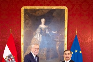 ທູດລາວ ຍື່ນສານຕາຕັ້ງ ຕໍ່ປະທານາທິບໍດີ ແຫ່ງ ສ. ໂອຕຣິດ