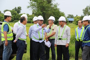 ທ່ານ ລມຕ ກະຊວງ ຍທຂ ລົງຕິດຕາມສະພາບເສັ້ນທາງຫຼວງແຫ່ງຊາດ ເລກທີ 13 ໃຕ້