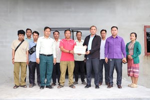 ເມືອງໂຂງ ມອບເງິນ 40 ລ້ານກວ່າກີບ ກໍ່ສ້າງເສັ້ນທາງເບຕົງ ບ້ານຂີ້ນາກ