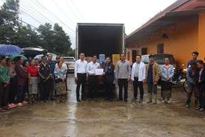 ຮອງເຈົ້າແຂວງຊຽງຂວາງມອບເຄື່ອງບັນເທົາທຸກໃຫ້ເມືອງຄູນ