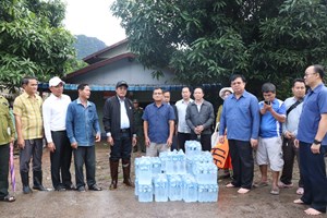 ເຈົ້າແຂວງຄຳມ່ວນ ລົງຕິດຕາມສະພາບນໍ້າຖ້ວມ ຢູ່ເມືອງຄູນຄໍາ