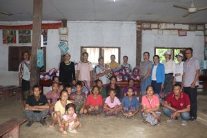 ສພ ແມ່ຍິງມອບເຄື່ອງຊ່ວຍເຫຼືອໃຫ້ຄອບຄົວປະສົບໄພນຳ້ຖ້ວມ