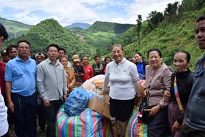 ຮອງປະທານປະເທດ ລົງຊ່ວຍເຫຼືອປະຊາຊົນທີ່ໄດ້ຮັບຜົນກະທົບນ້ຳຖ້ວມຢູ່ບ້ານຫາດບໍ່