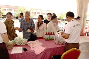 ແຂວງເຊກອງ ຈັດກິດຈະກໍາຂາຍສິນຄ້າຫຼຸດລາຄາທ້ອງຕະຫຼາດ