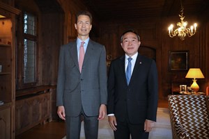 ທ່ານ ດາວວີ ວົງໄຊ ຍື່ນສານຕາຕັ້ງຕໍ່ ເຈົ້າຊາຍ ອາລົວ ແຫ່ງ ເລັກເຕິນສະເຕນ