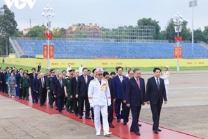 ການ​ນຳ​ພັກ - ລັດ ຫວຽດນາມ ວາງພວງມາລາອາ​ໄລ​ຫາ ປະ​ທານ ​ໂຮ່​ຈິ​ມິນ