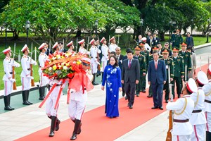 ຮອງປະທານປະເທດ ສສ ຫວຽດນາມ ວາງພວງມາລາທີ່ອະນຸສາວະລີນັກຮົບນິລະນາມລາວ