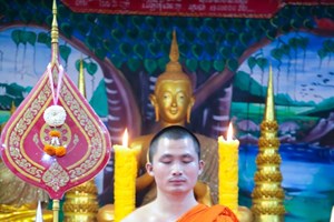 ເດືອນ 9 ປະເພນີບຸນຫໍ່ເຂົ້າປະດັບດິນຂອງຊາວພຸດ