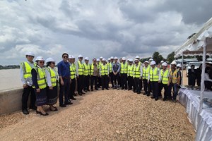 ທ່ານ ເຫຼັກໄຫຼ ສີວິໄລ ລົງຕິດຕາມໂຄງການກໍ່ສ້າງຕາຝັ່ງເຈື່ອນ ໃນ ນວ