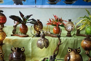 ມຽນ​ມາ​ ຫັນ​ກະໂປະໝາກພ້າວ ເປັນສິນຄ້າ​ຫັດ​ຖະ​ກຳ​ ເພື່ອ​ສ້າງ​ລາຍ​ຮັບ