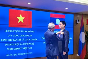 ປະດັບຫຼຽນໄຊ ໃຫ້ການນໍາຂັ້ນສູງ ກວຕ ຫວຽດນາມ