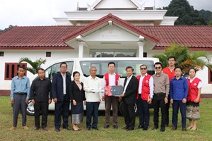 ມອບລົດຕູ້ ແລະ ຄອມພິວເຕີ ໃຫ້ກາແດງແຂວງໄຊສົມບູນ