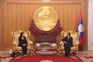 ທ່ານ ບຸນທອງ ຈິດມະນີ ຕ້ອນຮັບທູດຝ​ຣັ່ງ ປະຈໍາລາວ ເຂົ້າຢ້ຽມຂໍ່ານັບອໍາລາ