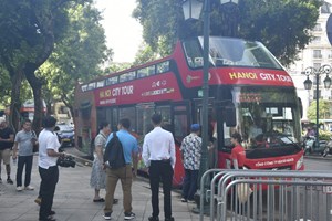 ລົດເມນໍາທ່ຽວ 2 ຊັ້ນ ກັບ ບັນຍາກາດໃນຮ່າໂນ້ຍ ກ່ອນວັນຊາດ 2 ກັນຍານີ້