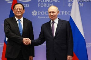 ນາຍົກລັດຖະມົນຕີລາວ ຢ້ຽມຂໍ່ານັບ ປະທານາທິບໍດີ ຣັດເຊຍ