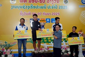 ເຮືອນັນຕະໄຊ ຈາກແຂວງສະຫວັນນະເຂດ ປ້ອງກັນແຊ້ມໄດ້ຕໍ່ເນື່ອງໃນງານບຸນຊ່ວງເຮືອ ປະຈຳປີ 2025 ທີ່ເມືອງສາລະວັນ