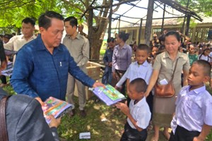 ທ່ານ ບຸນໂຈມ ອຸບົນປະເສີດ ຊຸກຍູ້ການຮຽນ-ການສອນ, ຮ່ວມພິທີໄຂສົກຮຽນໃໝ່ຢູ່ເມືອງເຊໂປນ